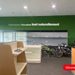Adhésif mural décoratif posé dans un espace commercial Cash Express.