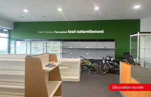 Adhésif mural décoratif posé dans un espace commercial Cash Express.