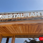 Lettres enseignes en relief installées à l’entrée d’un restaurant.