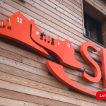 Lettre enseigne rouge en relief posée sur la façade Sler.
