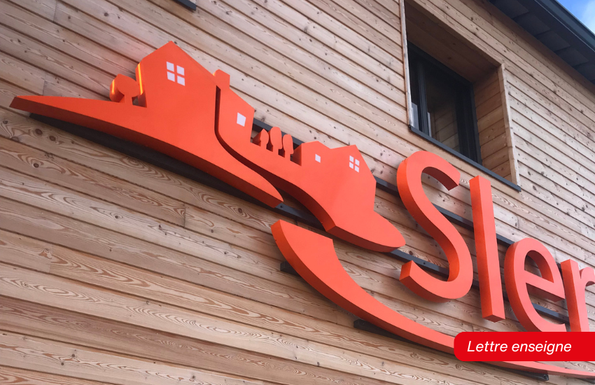 Lettre enseigne rouge en relief posée sur la façade Sler.