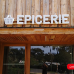 Enseigne en lettres blanches installée pour une épicerie.