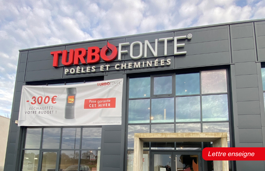 Lettres enseignes en relief posées sur la façade Turbo Fonte.
