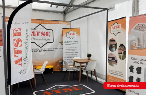 Stand événementiel habillé avec roll-up, kakémono et supports imprimés.